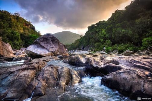 Cảnh quan sông đá Hầm Hô