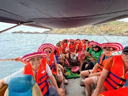 Du khách trên cano đi Bãi Dứa
